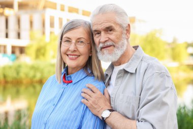 Parkta birlikte yürüyen sevimli yaşlı çift.