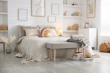 Odasında yumuşak çarşaflar olan rahat bir yatak. Ev tekstili