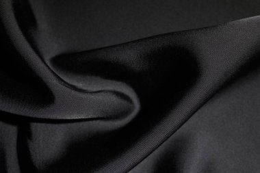 Arkaplan olarak buruşmuş siyah ipek kumaş, üst görünüm