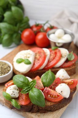 Peynirli, domatesli, fesleğenli ve baharatlı lezzetli sandviçler.