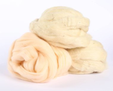 Beyazda izole edilmiş farklı yumuşak yün