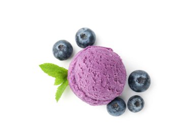 Yaban mersinli şerbet ve beyaz üzerine izole edilmiş nane şekeri.