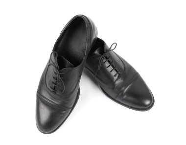 Beyaz arka planda siyah deri ayakkabılar, üst manzara.