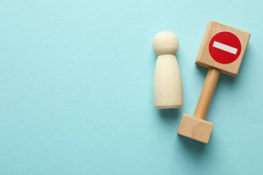 İşsizlik parası. Açık mavi arka planda insan figürü ve dur işareti, üst manzara. Metin için boşluk