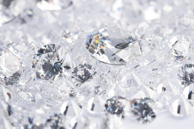 Işıklı arka planda pek çok parlak elmas, yakın plan