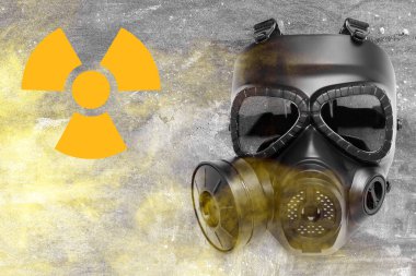Radyasyon tehdidi. Gaz maskesi, radyoaktif tabela ve gri arka planda duman, üst görünüm