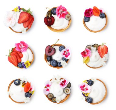 Beyaz çiçeklerle süslenmiş tartlar, set. Üst Manzara. Lezzetli tatlı