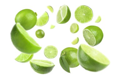 Beyaz arka planda taze limonlar uçuşuyor.