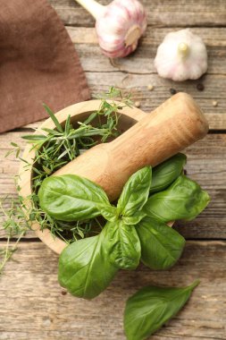 Kabuklu havan, farklı aromatik otlar ve ahşap masada baharatlar, düz yatıyordu.