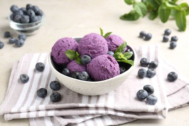 Yaban mersinli şerbet ve açık gri masada nane şekeri. Yakın plan.