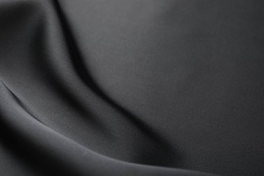 Arkaplan olarak buruşmuş siyah ipek kumaş, yakın plan
