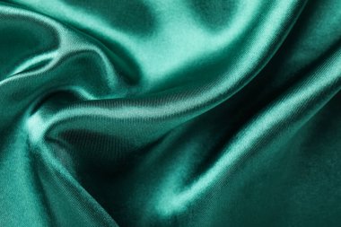 Arkaplan olarak buruşmuş yeşil ipek kumaş, yakın plan