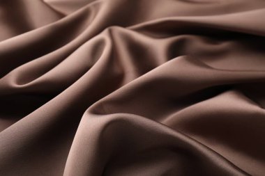 Arkaplan olarak buruşuk açık kahverengi ipek kumaş, yakın plan