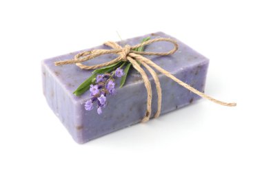 Sabun çubuğu ve lavanta çiçekleri beyaz üzerine izole edilmiş.