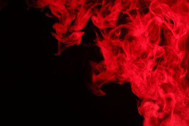 Siyah arka planda kırmızı ışıkta nargile dumanı, yakın plan. Metin için boşluk
