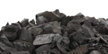 Siyah kömür parçaları beyaza izole edilmiş.