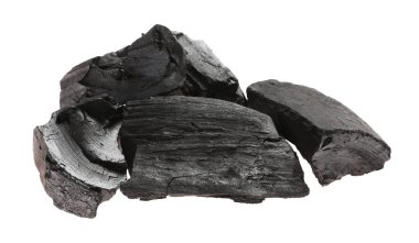 Siyah kömür parçaları beyaza izole edilmiş.