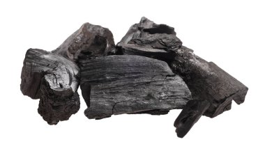 Siyah kömür parçaları beyaza izole edilmiş.