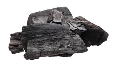 Siyah kömür parçaları beyaza izole edilmiş.