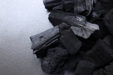 Masanın üstünde siyah kömür parçaları, üst manzara. Metin için boşluk