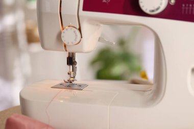 Dikiş makinesinin iplik ile yakın görünümü