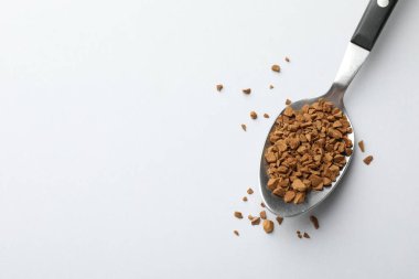 Beyaz arka planda granüllü hazır kahve kaşığı, üst manzara. Metin için boşluk