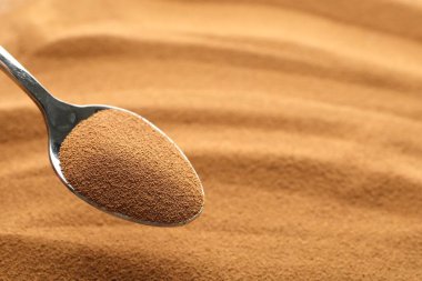 Arka plan olarak aromatik hazır kahveli kaşık, yakın plan.