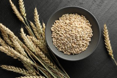 Siyah masanın üzerinde bir sürü buğday ve tahıl var.