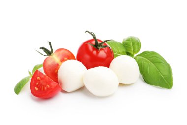 Lezzetli mozzarella peynir topları, domates ve fesleğen beyaza izole edilmiş.