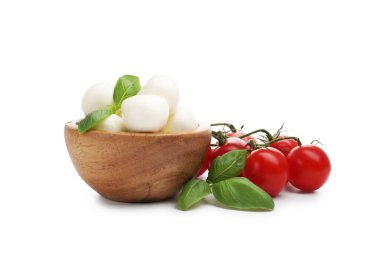 Lezzetli mozzarella peynir topları, domates ve fesleğen beyaza izole edilmiş.