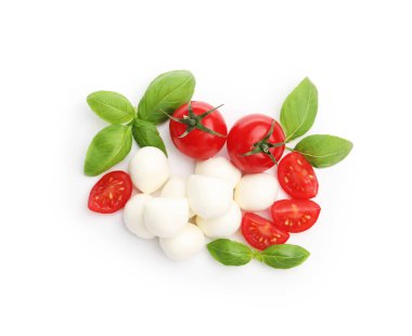 Lezzetli mozzarella peynirli toplar, domates ve fesleğen beyaza izole edilmiş.