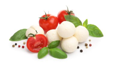 Lezzetli mozzarella peynir topları, domates, fesleğen ve biberler beyaz üzerine izole edilmiş.