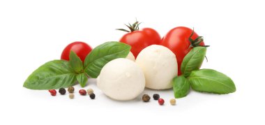 Lezzetli mozzarella peynir topları, domates, fesleğen ve biberler beyaz üzerine izole edilmiş.