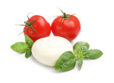 Lezzetli mozzarella peynirli top, domates ve fesleğen beyaza izole edilmiş.