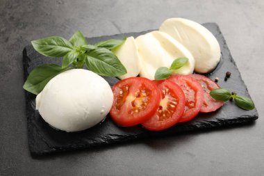 Lezzetli mozzarella peyniri, domates, fesleğen ve biber, yakın plan.