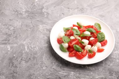 Mozarella, domates, fesleğen ve baharatlı lezzetli salata Caprese, yazı için yer.