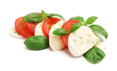 Peynirli, domatesli, fesleğenli ve baharatlı Caprese salatası.
