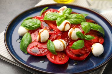 Mozarella, domates, fesleğen ve balzamik sirkeli Caprese salatası.