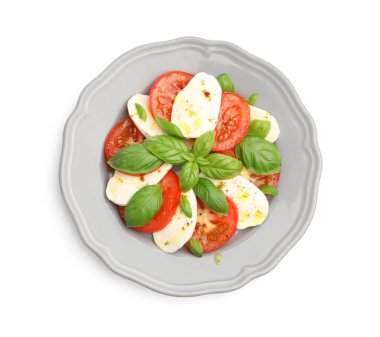 Mozarella, domates, fesleğen ve baharatlı, beyaz üzerine izole edilmiş Caprese salatası.