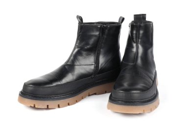 Beyaz arka planda bir çift şık siyah bot.