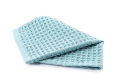 Temiz açık mavi waffle havlusu beyaza izole edilmiş.