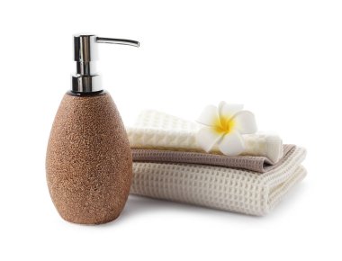 Beyaz üzerine izole edilmiş waffle havluları ve kozmetik ürünü olan spa kompozisyonu