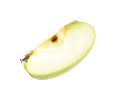 Taze elma parçası beyaza izole edilmiş.