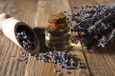 Doğal gaz ve lavanta çiçekleri ahşap masada, yakın plan.