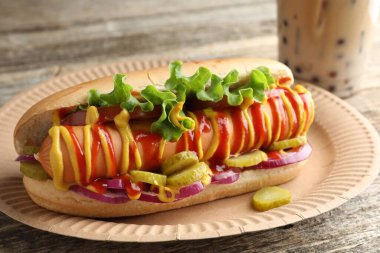 Sebzeli, hardallı ve ketçaplı lezzetli bir sosisli sandviç.