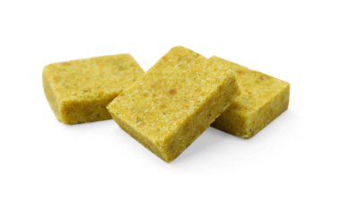 Beyaz üzerine izole edilmiş lezzetli aromatik bulyon küpleri.