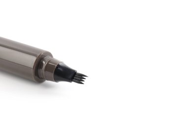 Bir adet sıvı kaş kalemi beyaza izole edilmiş.