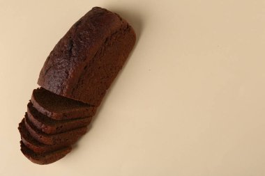 Bej arka planda taze çavdar ekmeği, manzaranın üstünde. Metin için boşluk