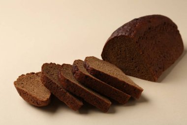 Bej arka planda taze çavdar ekmeği parçaları, yakın plan.