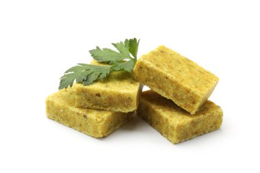 Aromatik bulyon küpleri ve maydanozlar beyaz üzerine izole edilmiş.